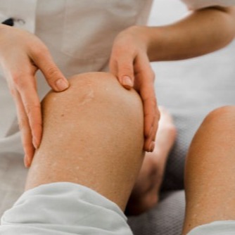 Manuelle Therapie am Kniegelenk zur Mobilisation und Schmerzreduktion
