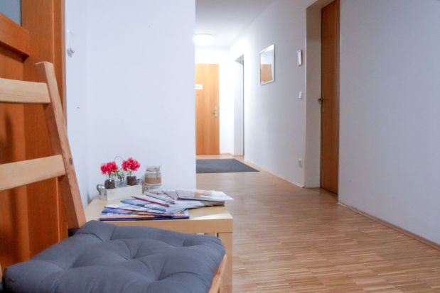 Heller, ruhiger Flur der Ergotherapiepraxis mit Sitzgelegenheit